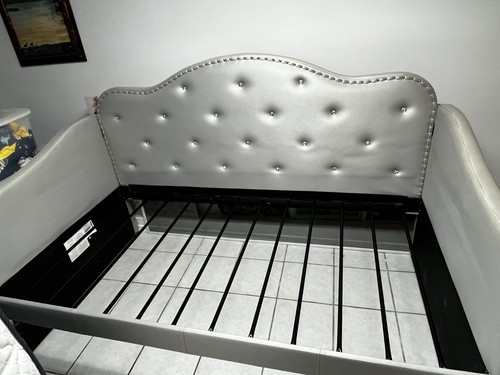 Beautiful twin daybed - , frame